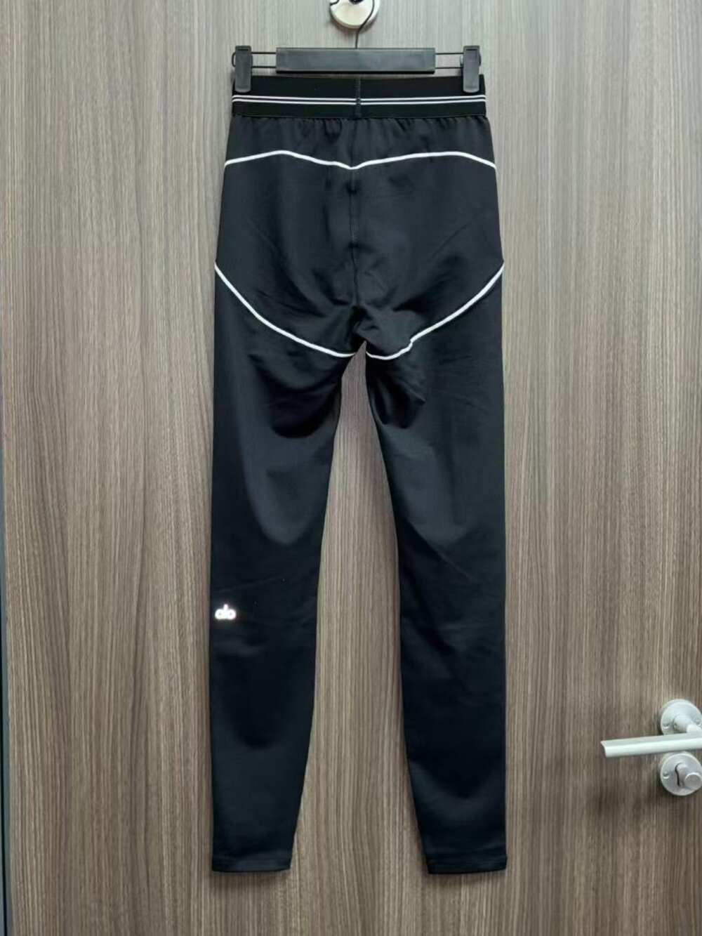 🖤New Alo Yoga Airbrush High Waisted Heart-Shaped Leggings in Black and White - Picture 3 of 6